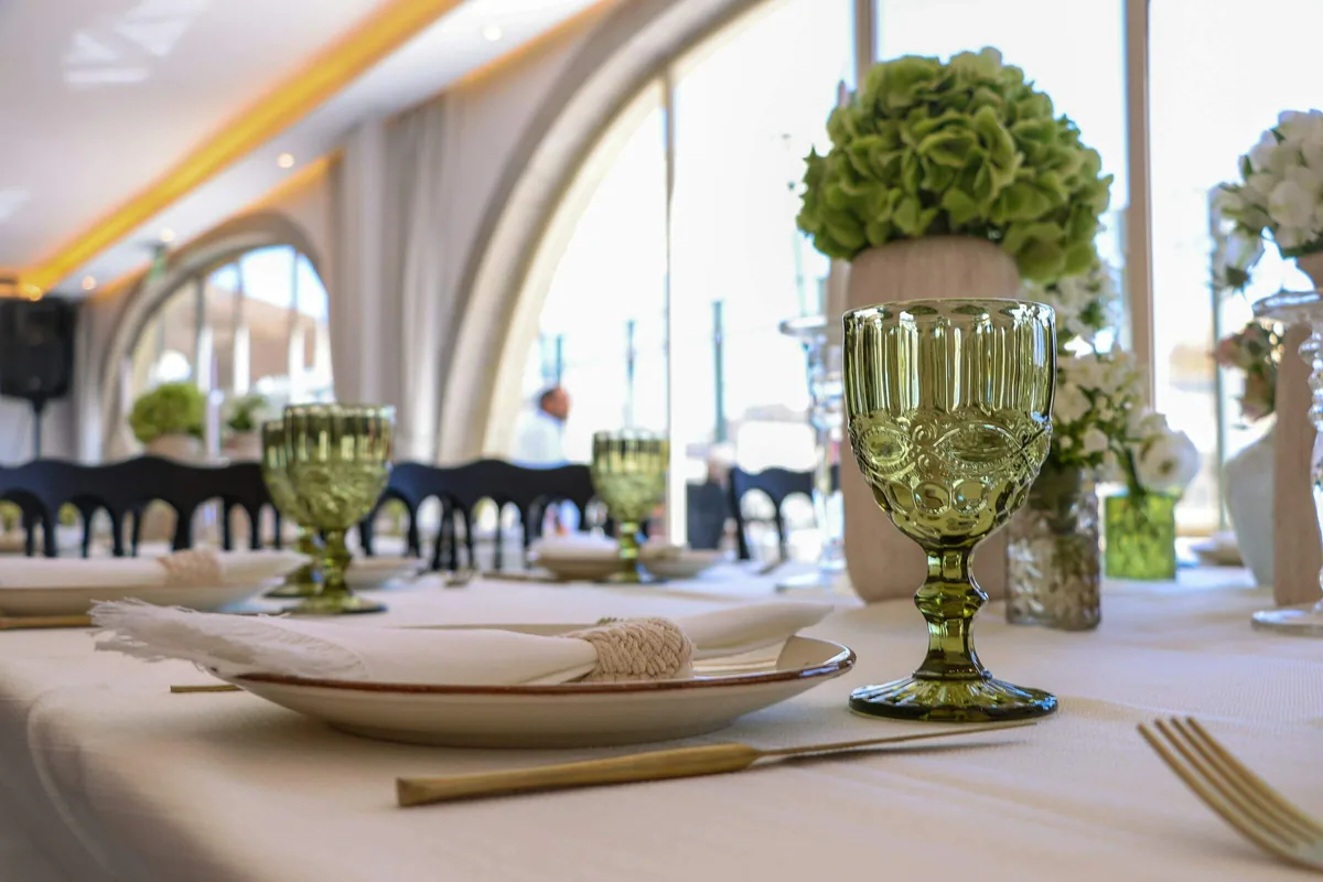 Prestation traiteur mariage 80 convives Table dressée pour un mariage avec décoration florale et arts de la table
