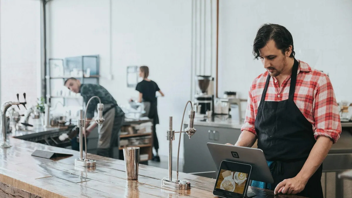Logiciel de gestion pour traiteur, guide 2026 Logiciel de gestion pour traiteur affiché sur ordinateur portable dans une cuisine professionnelle
