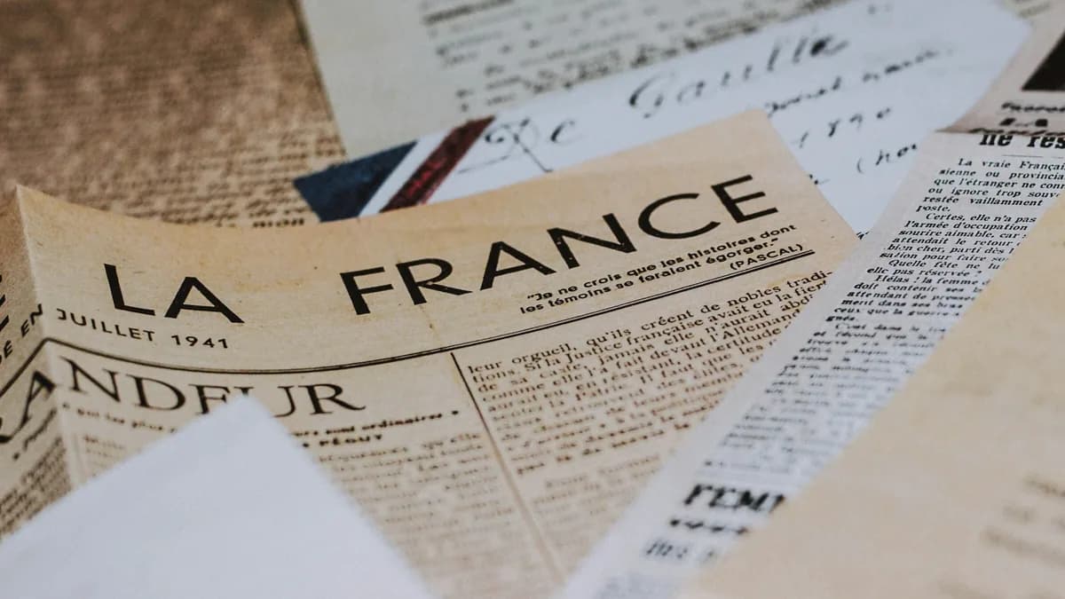 TVA traiteur événementiel 2026 Calcul de TVA traiteur événementiel sur facture avec calculatrice et stylos